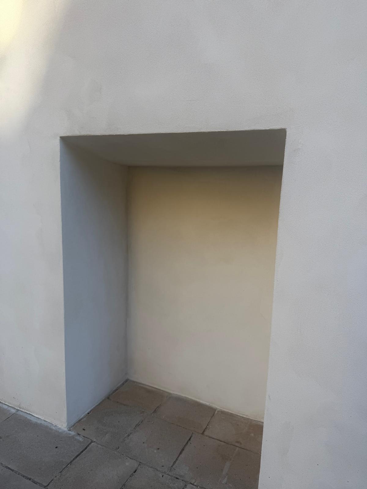 Detaljbild på nyputsad nisch i sockel